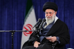 سخنرانی آیت‌الله علی خامنه‌ای، رهبر ایران؛ تهران، ایران، ۱۹ بهمن ۱۴۰۱. (عکس از وبسایت رهبر ایران)
