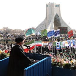 الرئيس الإيراني إبراهيم رئيسي يلقي كلمة أمام حشد للاحتفال بالثورة الإسلامية عام 1979 في طهران، إيران يوم 11 فبراير/شباط 2023. (الصورة عبر الرئاسة الإيرانية)