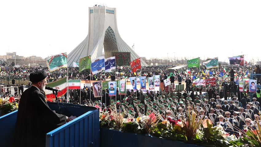 الرئيس الإيراني إبراهيم رئيسي يلقي كلمة أمام حشد للاحتفال بالثورة الإسلامية عام 1979 في طهران، إيران يوم 11 فبراير/شباط 2023. (الصورة عبر الرئاسة الإيرانية)