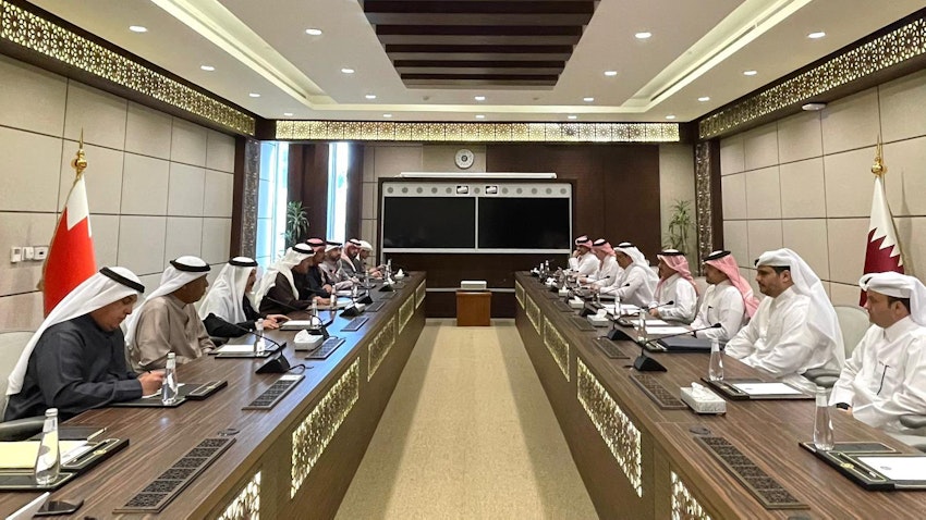 الوفدان البحريني والقطري يجتمعان في الرياض يوم 13 فبراير/شباط 2023. (صورة عبر وزارة الخارجية القطرية)
