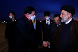 ورود ابراهیم رئیسی، رئیس‌جمهور ایران به پکن، چین؛ ۲۵ بهمن  ۱۴۰۱. (عکس از وبسایت ریاست‌جمهوری ایران)