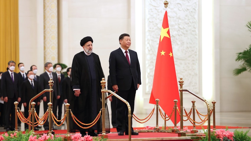 استقبال شی جین‌پینگ، رئیس‌جمهور چین، از همتای ایرانی‌اش، ابراهیم رئیسی؛ پکن، چین، ۲۵ بهمن ۱۴۰۱. (عکس از وبسایت ریاست‌جمهوری ایران)