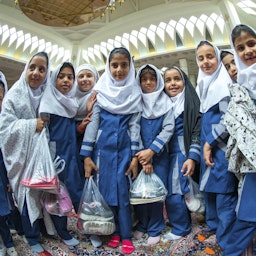 بازدید دختران دانش‌آموز از زیارتگاهی در شهر شیراز واقع در جنوب ایران؛ ۱ آبان ۱۳۹۴. (عکس از گتی ایمیجز)