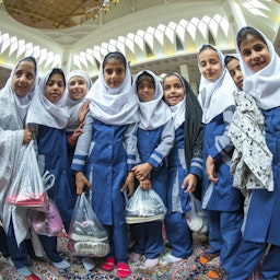 تلميذات يزرن مرقدًا في مدينة شيراز جنوب إيران في 23 أكتوبر/تشرين الأول 2015. (الصورة عبر غيتي إيماجز)
