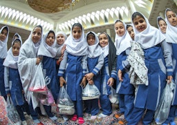 تلميذات يزرن مرقدًا في مدينة شيراز جنوب إيران في 23 أكتوبر/تشرين الأول 2015. (الصورة عبر غيتي إيماجز)