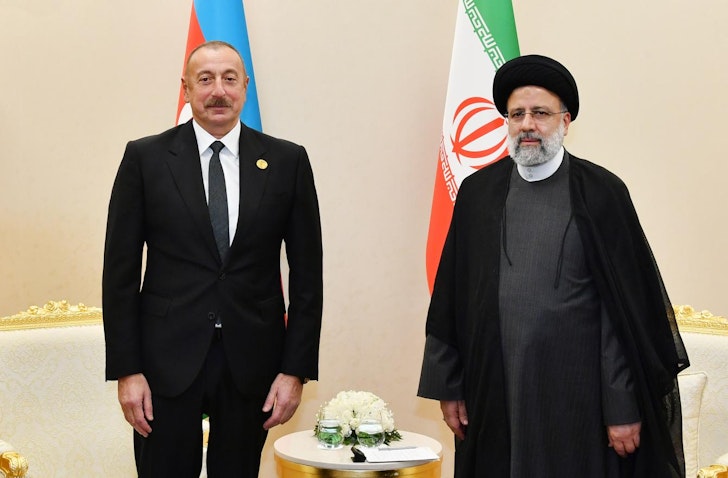 الرئيس الأذربيجاني إلهام علييف يلتقي الرئيس الإيراني إبراهيم رئيسي في عشق أباد، تركمانستان. 28 نوفمبر/تشرين الثاني 2021 (الصورة عبر موقع الرئاسة الأذربيجانية)