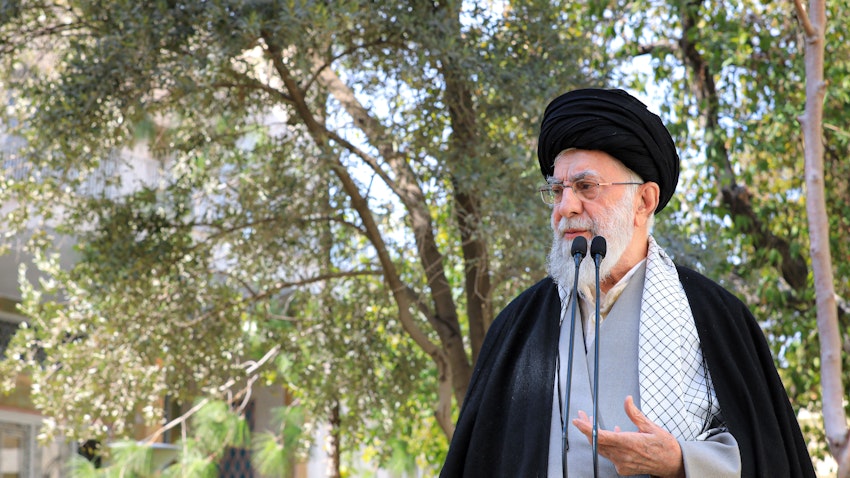 علی خامنه‌ای، رهبر ایران، در حال سخنرانی در مراسم درخت‌کاری؛ تهران، ایران، ۱۵ اسفند ۱۴۰۱. (عکس از وبسایت رهبر ایران)