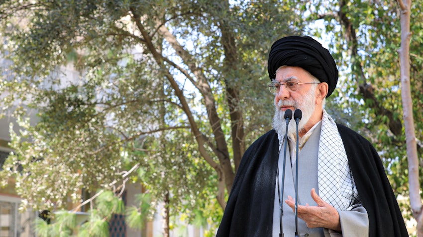 المرشد الأعلى الإيراني علي خامنئي يلقي كلمة أثناء حضوره حدث غرس الأشجار في طهران، إيران. 6 مارس/آذار 2023. (الصورة عبر موقع المرشد الأعلى الإيراني)