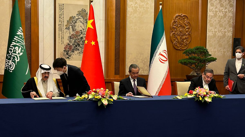 مسؤولون إيرانيون وسعوديون يوقعون اتفاقية لاستئناف العلاقات الثنائية في بكين، الصين. 10 مارس/آذار 2023 (الصورة عبر وكالة الأنباء السعودية)