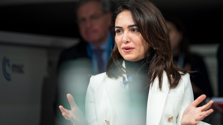 نازنين بنيادي، من الموقعين على "ميثاق التضامن والتنظيم"، تتحدث في مؤتمر ميونخ للأمن في ألمانيا في 18 فبراير/شباط 2023. (الصورة لغيلاند عبر ويكيميديا كومنز)