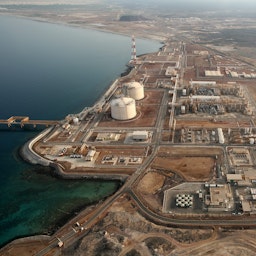 منظر جوي لمصنع إنتاج الغاز الطبيعي المسال اليمني في مدينة بلحاف الساحلية الجنوبية، اليمن، عام 2015. (المصدر: خدمة شركة الغاز المسال في اليمن عبر فيسبوك)