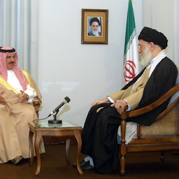 دیدار آیت‌الله علی خامنه‌ای، رهبر ایران، با حمد بن عیسی آل خلیفه، پادشاه بحرین؛ تهران، ایران، ۲۷ مرداد ۱۳۸۱/ ۱۸ اوت ۲۰۰۲. (عکس از گتی ایمیجز)