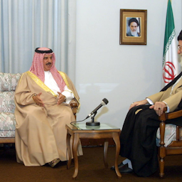 المرشد الأعلى الإيراني علي خامنئي يلتقي بملك البحرين حمد بن عيسى آل خليفة في طهران بإيران في 18 أغسطس/آب 2002. (الصورة عبر غيتي إيماجز)