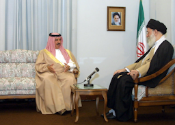 المرشد الأعلى الإيراني علي خامنئي يلتقي بملك البحرين حمد بن عيسى آل خليفة في طهران بإيران في 18 أغسطس/آب 2002. (الصورة عبر غيتي إيماجز)