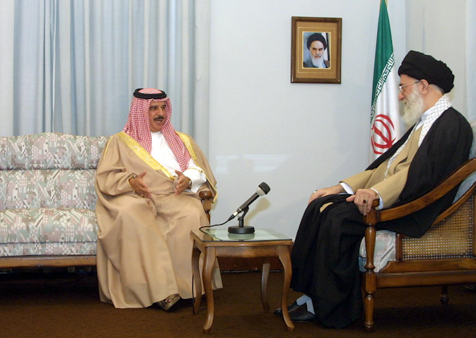 المرشد الأعلى الإيراني علي خامنئي يلتقي بملك البحرين حمد بن عيسى آل خليفة في طهران بإيران في 18 أغسطس/آب 2002. (الصورة عبر غيتي إيماجز)