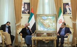 مستشار الأمن القومي الإماراتي الشيخ طحنون بن زايد آل نهيان وأمين المجلس الأعلى للأمن القومي الإيراني علي شمخاني في طهران، إيران. 6 ديسمبر/كانون الأول 2021 (تصوير سجاد علي حماتي عبر وكالة نادي المراسلين الشباب للأنباء)
