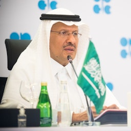حضور شاهزاده عبدالعزیز بن سلمان آل سعود، وزیر انرژی عربستان سعودی، در نشست مجازی اوپک‌پلاس؛ ۲۱ فروردین ۱۳۹۹/ ۹ آوریل ۲۰۲۰. مکان عکس نامشخص است. (عکس دست اول از وزارت انرژی عربستان)