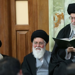 علی خامنه‌ای، رهبر ایران، احمد علم‌الهدی، روحانی تندرو و ابراهیم رئیسی، رئیس‌جمهور ایران. تاریخ تصویر نامعلوم است. (عکس از وبسایت رهبر ایران)