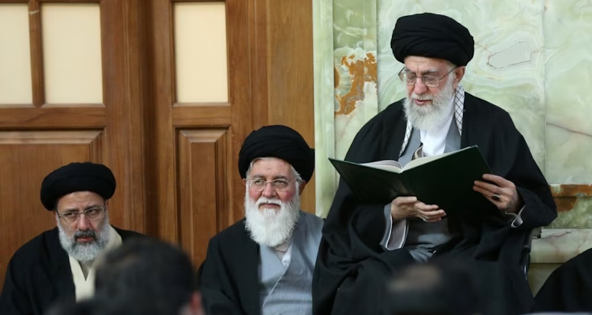 المرشد الأعلى الإيراني علي خامنئي ورجل الدين المتشدد أحمد علم الهدى والرئيس إبراهيم رئيسي. التاريخ غير معروف. (الصورة عبر موقع المرشد الأعلى الإيراني)