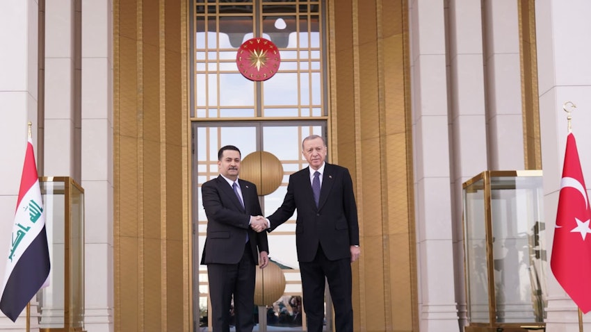 استقبال رجب طیب اردوغان، رئیس‌جمهور ترکیه، از محمد شیاع السودانی، نخست‌وزیر عراق؛ آنکارا، ترکیه، ۱ فروردین ۱۴۰۲/ ۲۱ مارس ۲۰۲۳. (عکس از توییتر محمد شیاع السودانی)