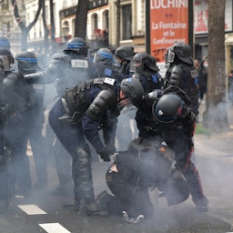 پلیس ضد شورش در حال بازداشت یک معترض در جریان درگیری در تظاهرات علیه دولت؛ پاریس، فرانسه، ۳ فروردین ۱۴۰۲. (عکس از گتی ایمیجز)