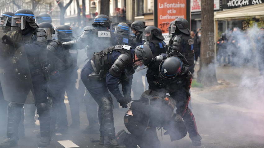 پلیس ضد شورش در حال بازداشت یک معترض در جریان درگیری در تظاهرات علیه دولت؛ پاریس، فرانسه، ۳ فروردین ۱۴۰۲. (عکس از گتی ایمیجز)