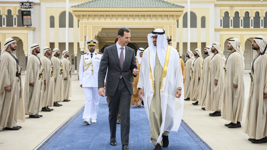 الرئيس السوري بشار الأسد يلتقي رئيس الإمارات محمد بن زايد آل نهيان في أبوظبي في 19 مارس/آذار 2023. (صورة من وكالة وام)