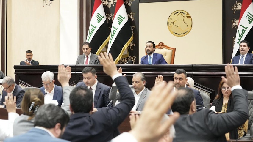 محمد الحلبوسی، رئیس سابق پارلمان عراق، در نشست مجلس؛ بغداد، عراق، ۶ فروردین ۱۴۰۲/ ۲۶ مارس ۲۰۲۳. (عکس از توییتر رسانه‌ی ریاست پارلمان)