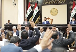 محمد الحلبوسی، رئیس سابق پارلمان عراق، در نشست مجلس؛ بغداد، عراق، ۶ فروردین ۱۴۰۲/ ۲۶ مارس ۲۰۲۳. (عکس از توییتر رسانه‌ی ریاست پارلمان)