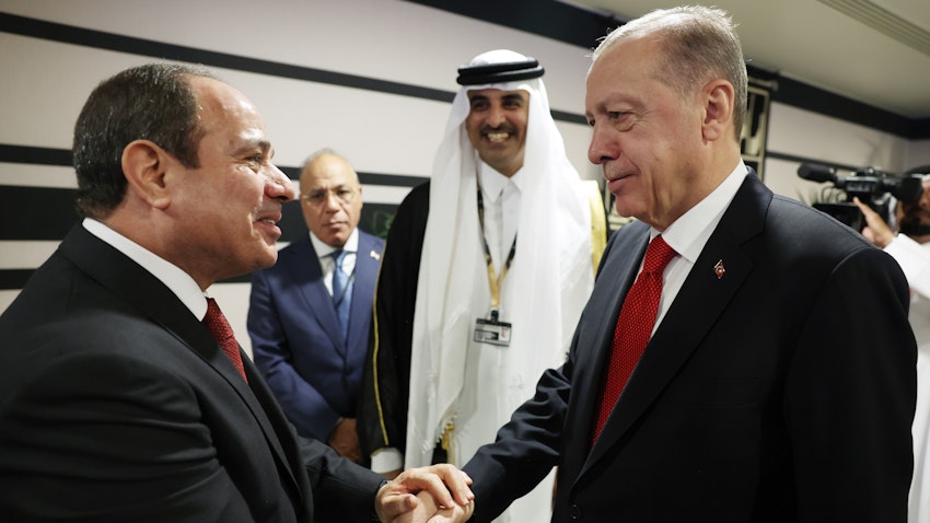 رجب طیب اردوغان، رئیس‌جمهور ترکیه، در حال دست‌دادن با عبدالفتاح السیسی، رئیس‌جمهور مصر؛ دوحه، قطر، ۲۹ آبان ۱۴۰۱/ ۲۰ نوامبر ۲۰۲۲. (عکس از گتی ایمیجز)