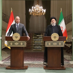 رئيس الوزراء العراقي مصطفى الكاظمي والرئيس الإيراني إبراهيم رئيسي في مؤتمر صحفي في طهران، إيران 26 يونيو/حزيران 2022. (الصورة عبر موقع الرئاسة الإيرانية)