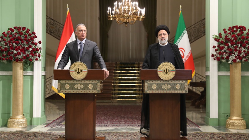 رئيس الوزراء العراقي مصطفى الكاظمي والرئيس الإيراني إبراهيم رئيسي في مؤتمر صحفي في طهران، إيران 26 يونيو/حزيران 2022. (الصورة عبر موقع الرئاسة الإيرانية)