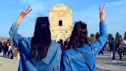 امرأتان غير محجبتين خلال عطلة نوروز في باسارجاد، إيران في 29 مارس/ آذار 2023. (الصورة عبر وسائل التواصل الاجتماعي)