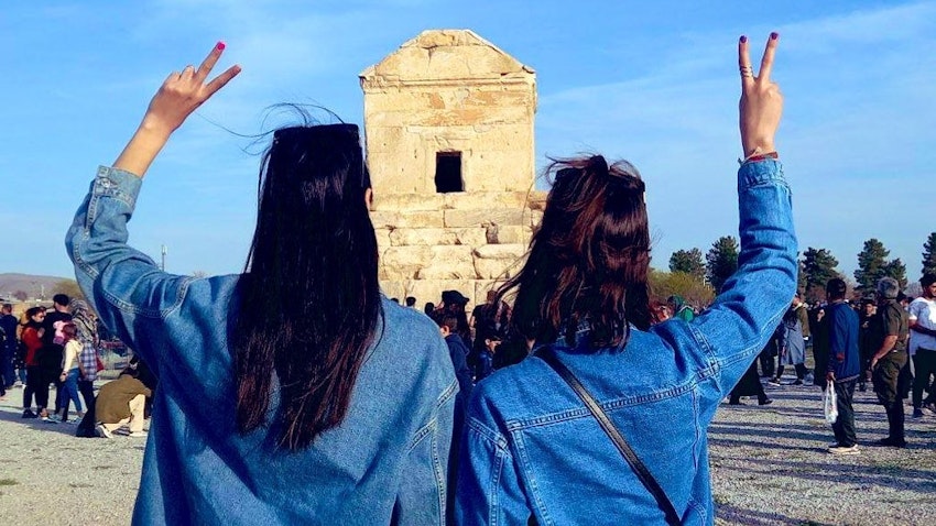 امرأتان غير محجبتين خلال عطلة نوروز في باسارجاد، إيران في 29 مارس/ آذار 2023. (الصورة عبر وسائل التواصل الاجتماعي)