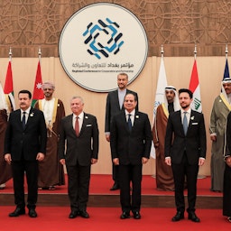 حسین امیرعبداللهیان، وزیر امور خارجه‌ی ایران، و فیصل بن فرحان آل سعود، وزیر خارجه‌ی عربستان در کنفرانس بغداد۲؛ امان، اردن، ۲۹ آذر ۱۴۰۱/ ۲۰ دسامبر ۲۰۲۲. (عکس از گتی ایمیجز)
