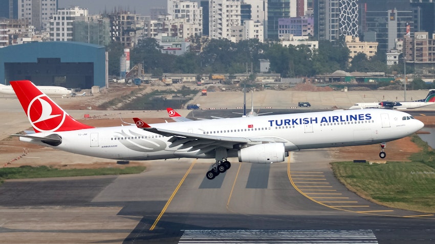 یک ایرباس ای-۳۳۰ از هواپیمایی ترکیه، در حال بلندشدن؛ مکان نامشخص است. (عکس از سیف‌الزمان آیون/ ویکی مدیا کامنز)