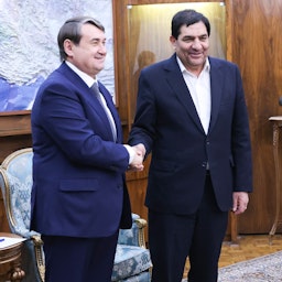 المساعد الخاص للرئيس الروسي إيغور ليفيتين يلتقي بالنائب الأول للرئيس الإيراني محمد مخبر في طهران، إيران في 8 أبريل/نيسان 2023. (الصورة عبر موقع الحكومة الإيرانية)