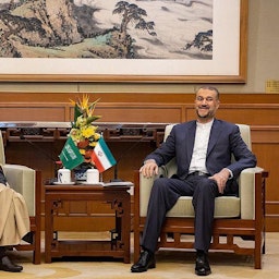 وزير الخارجية الإيراني حسين أمير عبد اللهيان ونظيره السعودي فيصل بن فرحان آل سعود يلتقيان في العاصمة الصينية بكين في 6 أبريل/نيسان 2023. (الصورة عبر وكالة الأنباء السعودية)