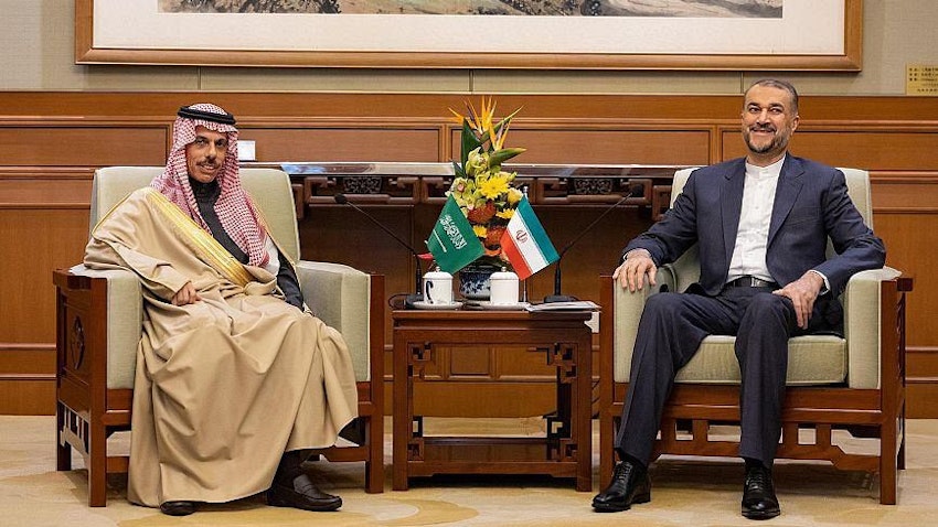 وزير الخارجية الإيراني حسين أمير عبد اللهيان ونظيره السعودي فيصل بن فرحان آل سعود يلتقيان في العاصمة الصينية بكين في 6 أبريل/نيسان 2023. (الصورة عبر وكالة الأنباء السعودية)