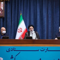 الرئيس الإيراني إبراهيم رئيسي يجتمع برئيس منظمة التخطيط والميزانية الإيرانية مسعود مير كاظمي في طهران، إيران، يوم 14 نوفمبر/تشرين الثاني 2022. (الصورة عبر وكالة إرنا)
