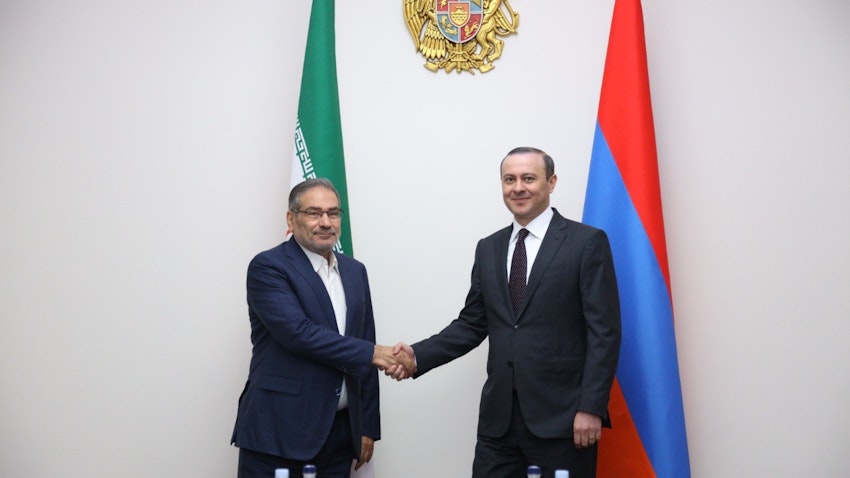 الأمين العام لمجلس الأمن الأرميني أرمين غريغوريان يلتقي بنظيره الإيراني علي شمخاني في يريفان، أرمينيا في 7 يوليو/تموز 2022. (الصورة عبر وكالة الأنباء الأرمينية)