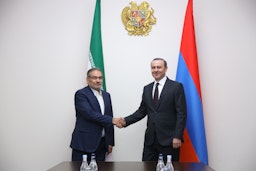 الأمين العام لمجلس الأمن الأرميني أرمين غريغوريان يلتقي بنظيره الإيراني علي شمخاني في يريفان، أرمينيا في 7 يوليو/تموز 2022. (الصورة عبر وكالة الأنباء الأرمينية)