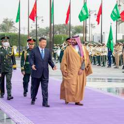 میزبانی شاهزاده محمد بن سلمان آل سعود، ولیعهد عربستان سعودی، از شی جین پینگ، رئیس‌جمهور چین؛ ریاض، عربستان سعودی، ۱۷ آذر ۱۴۰۱/ ۸ دسامبر ۲۰۲۲. (عکس از توییتر انگلیسی وزارت خارجه‌ی عربستان)