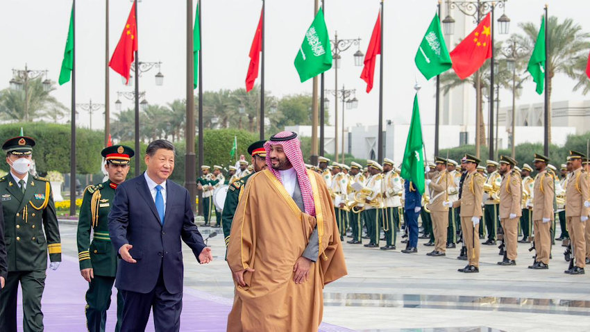 میزبانی شاهزاده محمد بن سلمان آل سعود، ولیعهد عربستان سعودی، از شی جین پینگ، رئیس‌جمهور چین؛ ریاض، عربستان سعودی، ۱۷ آذر ۱۴۰۱/ ۸ دسامبر ۲۰۲۲. (عکس از توییتر انگلیسی وزارت خارجه‌ی عربستان)
