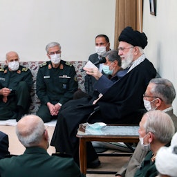 سخنرانی آیت‌الله علی خامنه‌ای، رهبر ایران، در جمع فرماندهان ارشد نظامی؛ تهران، ایران، ۲۷ فروردین ۱۴۰۲. (عکس از وبسایت رهبر ایران)