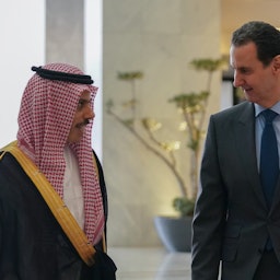 بشار اسد، رئیس‌جمهور سوریه در حال استقبال از فیصل بن فرحان آل سعود، وزیر خارجه‌ی عربستان؛ دمش، سوریه، ۲۹ فروردین ۱۴۰۲/ ۱۸ آوریل ۲۰۲۳. (عکس از فیسبوک ریاست جمهوری سوریه)