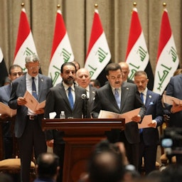 محمد شیاع السودانی، نخست‌وزیر عراق، و محمد الحلبوسی، رئیس پارلمان، در مراسم سوگند وزرا؛ بغداد، عراق، ۵ آبان ۱۴۰۱/ ۲۷ اکتبر ۲۰۲۲. (عکس از گتی ایمیجز)