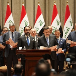 صورة لرئيس الوزراء العراقي محمد شياع السوداني ورئيس مجلس النواب محمد الحلبوسي خلال قيام الوزراء بتأدية اليمين في بغداد، العراق يوم 27 أكتوبر/تشرين الأول 2022. (الصورة عبر غيتي إيماجز)