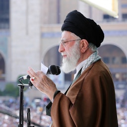 المرشد الأعلى الإيراني آية الله علي خامنئي يخاطب الجمهور بمناسبة عيد الفطر في طهران، إيران، يوم 22 أبريل/نيسان 2023. (الصورة عبر موقع المرشد الأعلى)