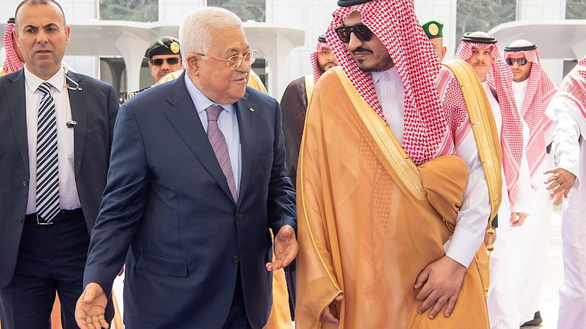 الرئيس الفلسطيني محمود عباس يصل إلى مدينة جدة، السعودية، يوم 19 أبريل/نيسان 2023. (الصورة عبر وكالة الأنباء السعودية)